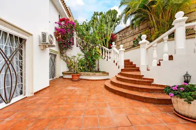 Patio privado con jardín tropical