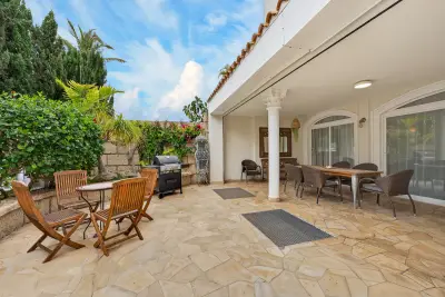 Zona exterior de comedor y descanso con barbacoa privada
