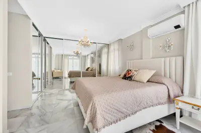 Dormitorio principal con acceso a la terraza en la planta superior
