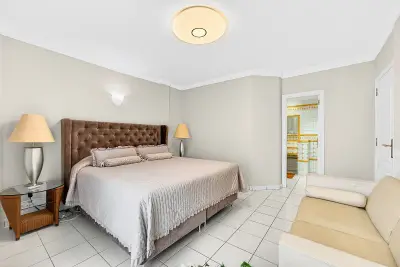 Elegante dormitorio con luz natural