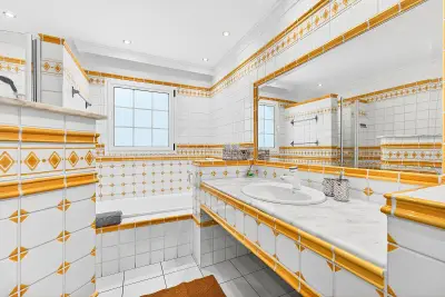 Amplio baño con bañera