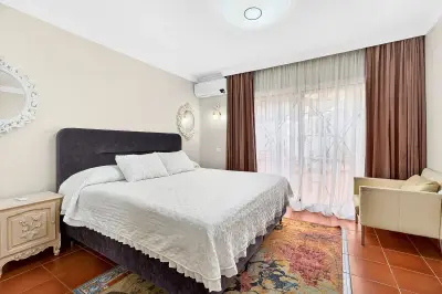 Elegante dormitorio con acceso a terraza privada