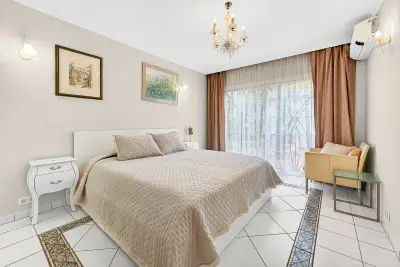 Dormitorio luminoso con armarios empotrados