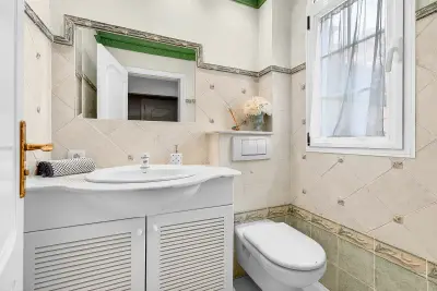 Baño de invitados con luz natural
