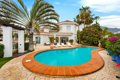 Villa de lujo con piscina privada climatizada y jardín tropical, El Duque, Tenerife