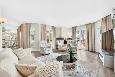 Elegante salón con chimenea