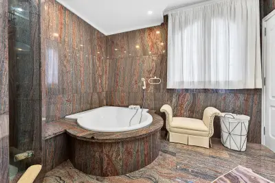 Baño en suite con acabados de primera calidad