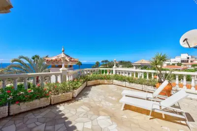 Terraza privada con vistas al mar al atardecer